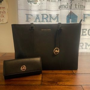 Micheal Kors tote purse with matching wallet. No scuffs or tears, good condition